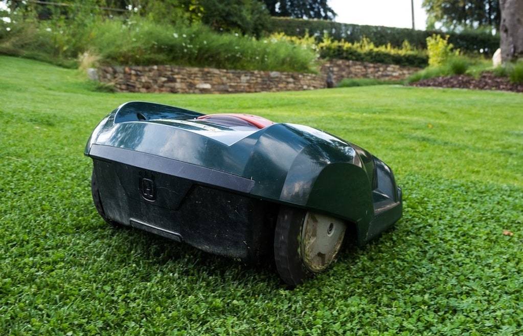 Les avantages d'une tondeuse électrique par rapport à une tondeuse à essence